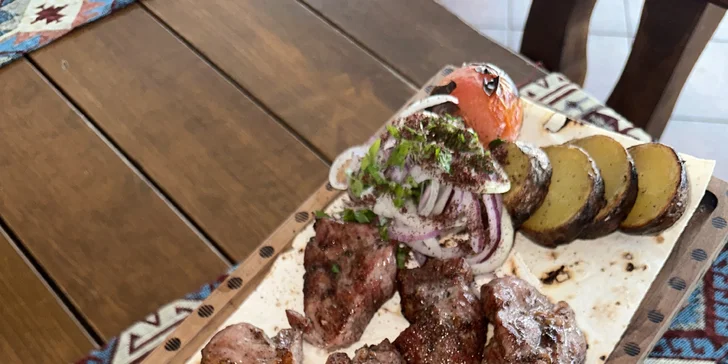 Ázerbájdžánské menu pro 2 osoby: saláty, šašlik a omáčka
