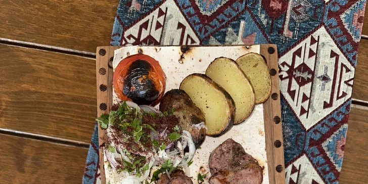 Ázerbájdžánské menu pro 2 osoby: saláty, šašlik a omáčka
