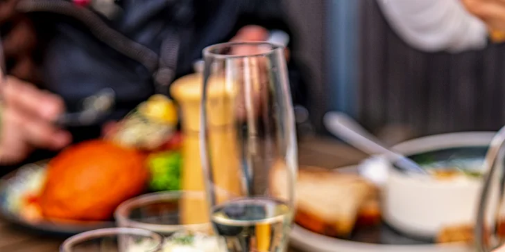 Vstup do bazénu a brunch ve volnočasovém centru v Říčanech pro 1 osobu, dvojici i rodinu