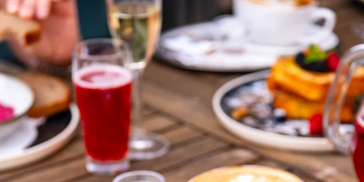 Vstup do bazénu a brunch ve volnočasovém centru v Říčanech pro 1 osobu, dvojici i rodinu