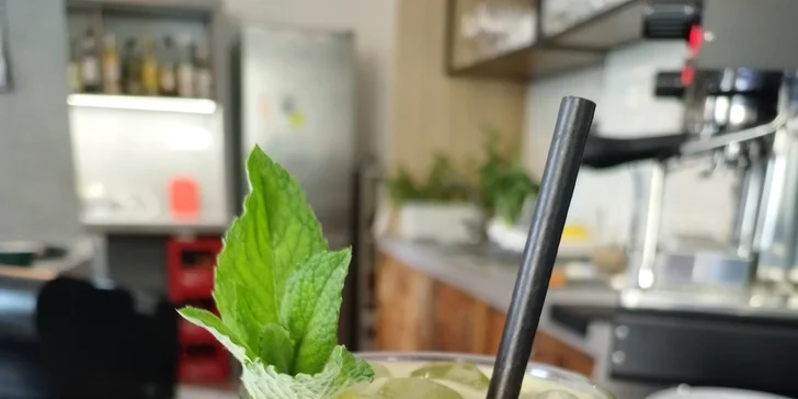 Koktejl pro 1 či 2 osoby v kavárně v Nuslích: mojito, aperol i gin tonic