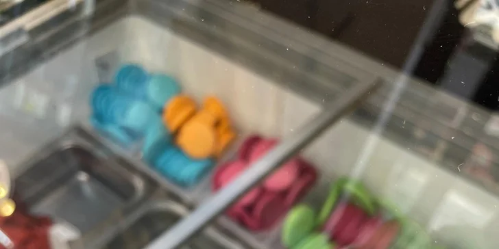 Velká zmrzlinová makronka a káva nebo limonáda pro 1 či 2 osoby