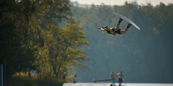 Adrenalin na vodě: Wakeboarding na 1 hod. vč. vybavení a trenéra, 2-4 osoby