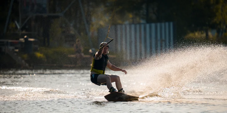 Adrenalin na vodě: Wakeboarding na 1 hod. vč. vybavení a trenéra, 2-4 osoby
