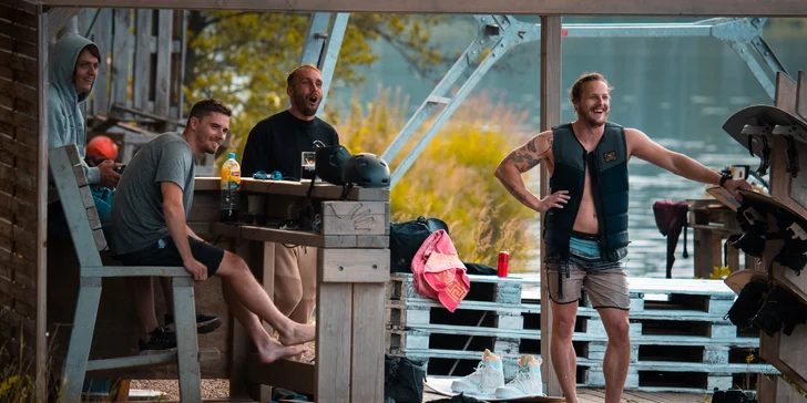 Adrenalin na vodě: wakeboarding na 1 hod. vč. vybavení a trenéra, 2-4 osoby