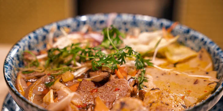 Vouchery na 300-1500 Kč do vegan asijské restaurace: sushi, bún chả, burgery i krásný zážitek