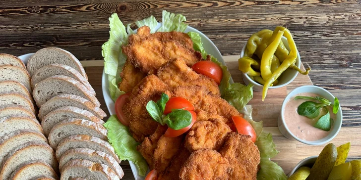 Mix řízků o váze 1 či 2 kg, chleba, zelenina a omáčky v Parlamentu