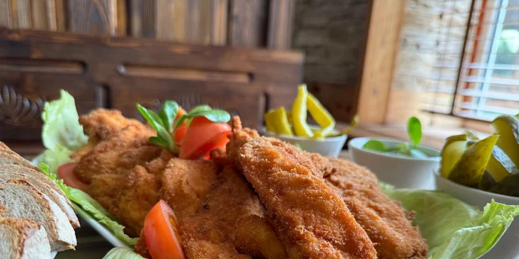 Mix řízků o váze 1 či 2 kg, chleba, zelenina a omáčky v Parlamentu