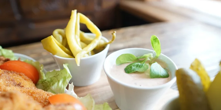 Mix řízků o váze 1 či 2 kg, chleba, zelenina a omáčky v Parlamentu