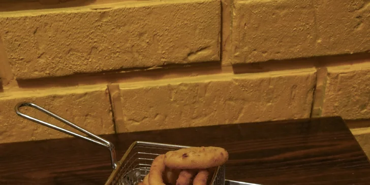 Burger zalitý čedarem, cibulové kroužky, Coleslaw, dip a dukátové buchtičky pro 2 osoby