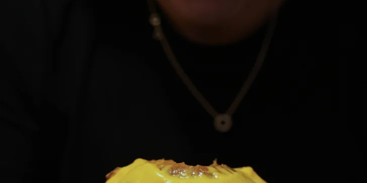 Burger zalitý čedarem, cibulové kroužky, Coleslaw, dip a dukátové buchtičky pro 2 osoby
