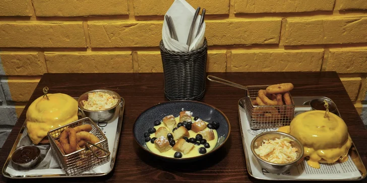 Burger zalitý čedarem, cibulové kroužky, Coleslaw, dip a dukátové buchtičky pro 2 osoby