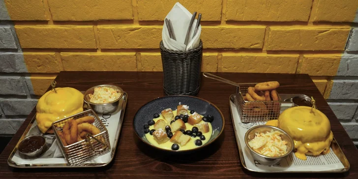 Burger zalitý čedarem, cibulové kroužky, Coleslaw, dip a dukátové buchtičky pro 2 osoby