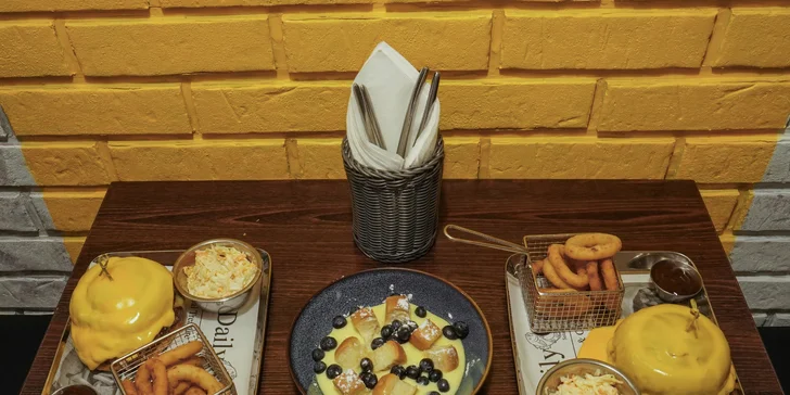 Burger zalitý čedarem, cibulové kroužky, Coleslaw, dip a dukátové buchtičky pro 2 osoby