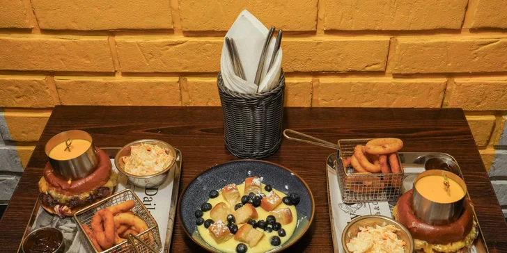 Burger zalitý čedarem, cibulové kroužky, Coleslaw, dip a dukátové buchtičky pro 2 osoby