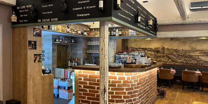 Těstoviny nebo pizza dle výběru v italské restauraci s výhledem na Petřín