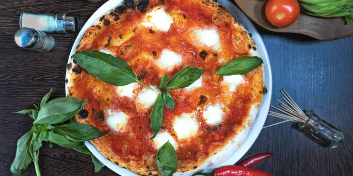 Těstoviny nebo pizza dle výběru v italské restauraci s výhledem na Petřín