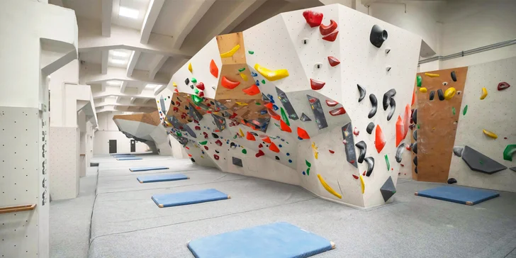 Vstupy pro nové zákazníky na boulderingovou stěnu Hudy Boulder Karlín: pro děti, studenty i dospělé