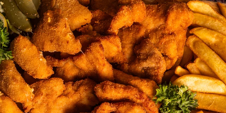 Prkno plné smažených dobrot: řízky, sýry, hranolky i pečivo, 500-1000 g