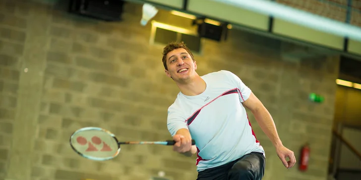 Kino nebo hodina badmintonu a brunch ve volnočasovém centru: pro 1 osobu, dvojici i rodinu