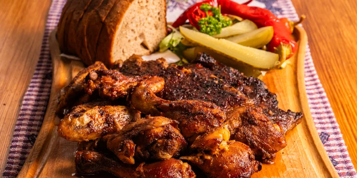 Prkno se 750–1500 g masa: žebra, křídla i paličky, k tomu chléb, okurka, kozí rohy i dip