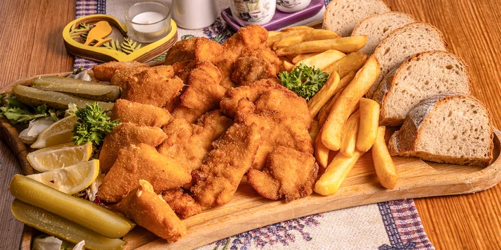 Prkno plné smažených dobrot: řízky, sýry, hranolky i pečivo, 500-1000 g