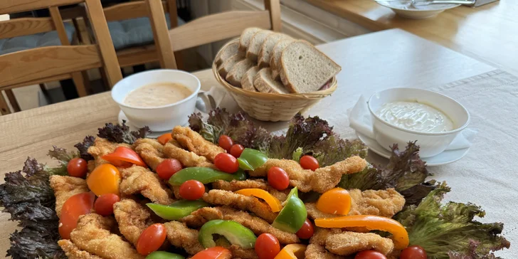 500 nebo 1000 g řízků, pečivo, zelenina, omáčky i 2 velká piva