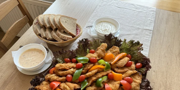 500 nebo 1000 g řízků, pečivo, zelenina, omáčky i 2 velká piva