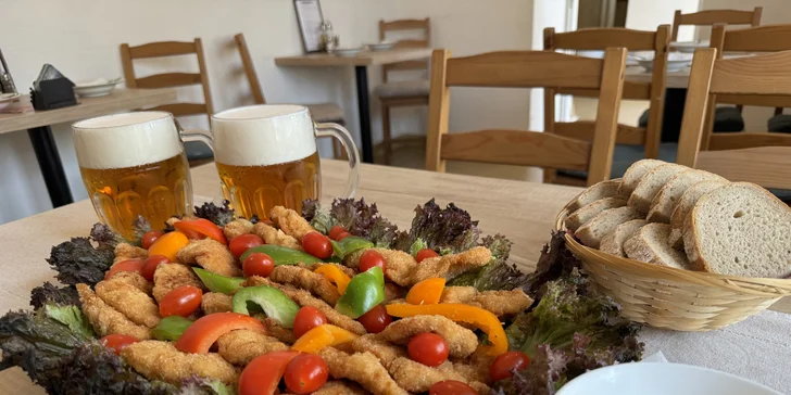 500 nebo 1000 g řízků, pečivo, zelenina, omáčky i 2 velká piva