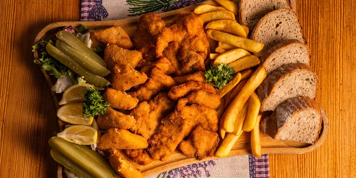 Prkno plné smažených dobrot: řízky, sýry, hranolky i pečivo, 500-1000 g