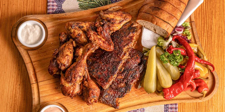 Prkno se 750–1500 g masa: žebra, křídla i paličky, k tomu chléb, okurka, kozí rohy i dip