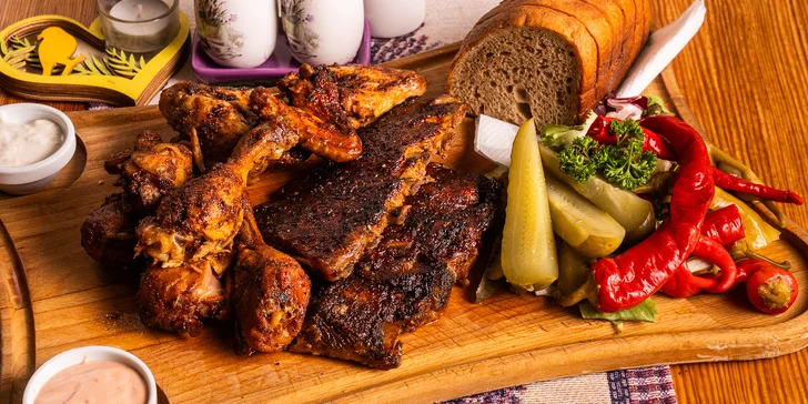 Prkno se 750–1500 g masa: žebra, křídla i paličky, k tomu chléb, okurka, kozí rohy i dip
