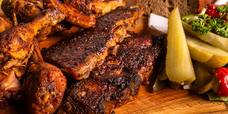 Prkno se 750–1500 g masa: žebra, křídla i paličky, k tomu chléb, okurka, kozí rohy i dip