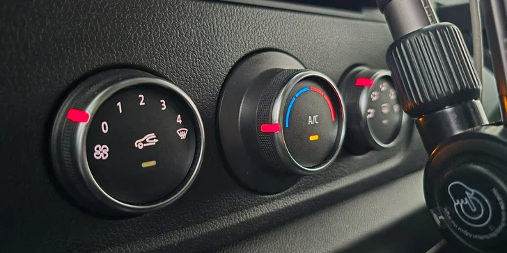 Údržba klimatizace vašeho vozu: plnění, čištění i dezinfekce ozonem