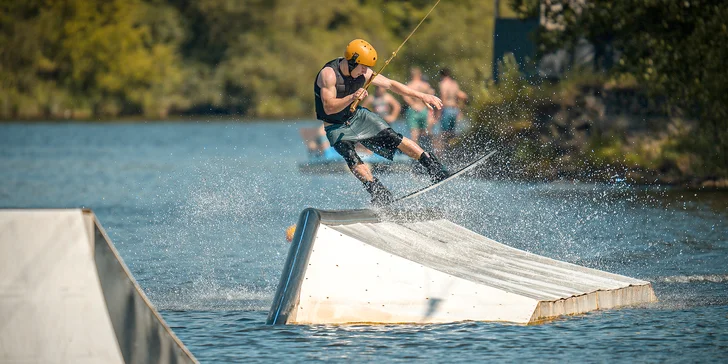 Adrenalin na vodě: Wakeboarding na 1 hod. vč. vybavení a trenéra, 2-4 osoby