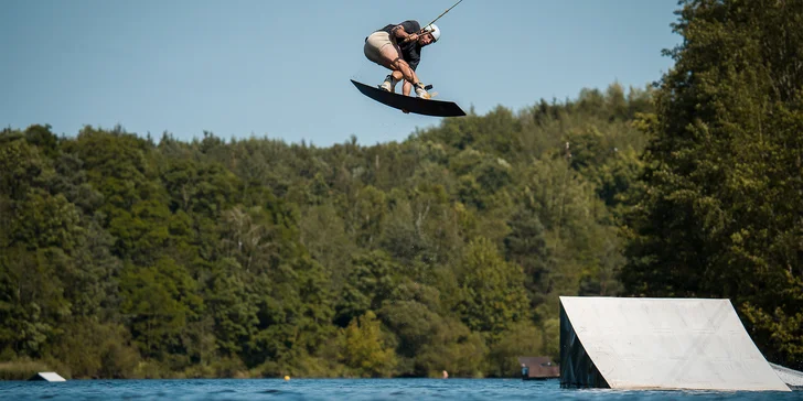 Adrenalin na vodě: Wakeboarding na 1 hod. vč. vybavení a trenéra, 2-4 osoby