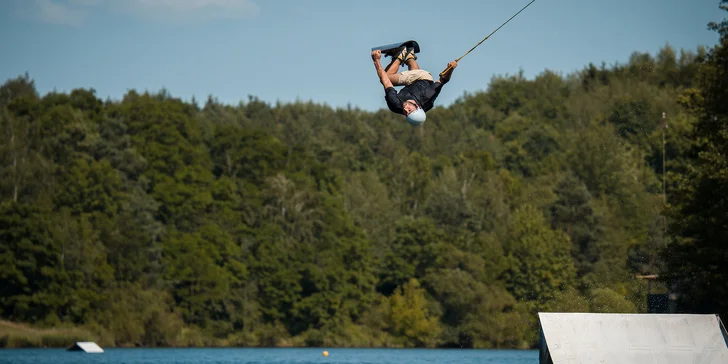 Adrenalin na vodě: Wakeboarding na 1 hod. vč. vybavení a trenéra, 2-4 osoby