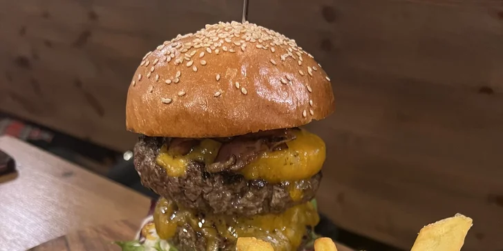 Dvojitá porce slasti: doubleburger se 400 g masa a tuplovanou plzní u I. P. Pavlova