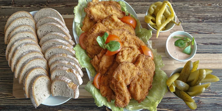 Mix řízků o váze 1 či 2 kg, chleba, zelenina a omáčky v Parlamentu
