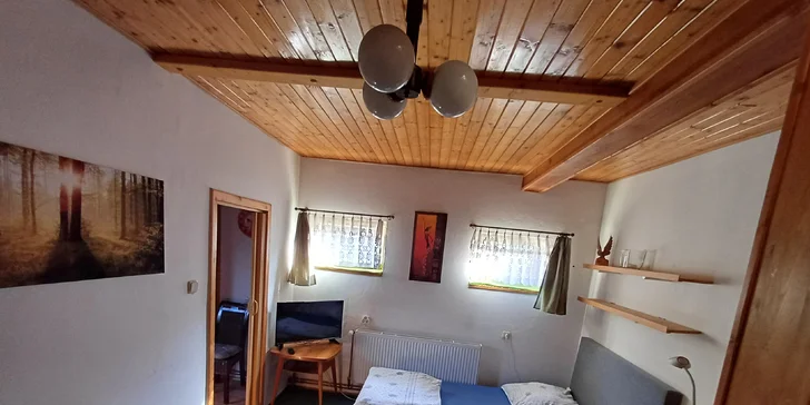 Vybavené apartmány u Hejnic v Jizerských horách až pro 8 osob, zahrada s potokem
