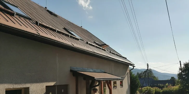 Vybavené apartmány u Hejnic v Jizerských horách až pro 8 osob, zahrada s potokem