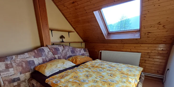 Vybavené apartmány u Hejnic v Jizerských horách až pro 8 osob, zahrada s potokem
