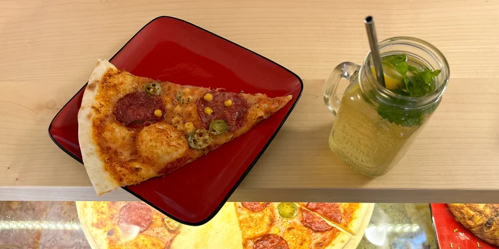 Kousek pizzy a domácí limonáda dle výběru v centru Písku: sýrová i šunková