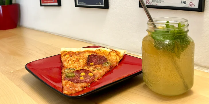 Kousek pizzy a domácí limonáda dle výběru v centru Písku: sýrová i šunková