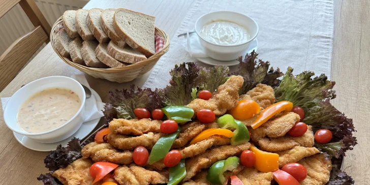 500 nebo 1000 g řízků, pečivo, zelenina, omáčky i 2 velká piva