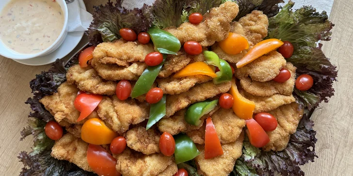 500 nebo 1000 g řízků, pečivo, zelenina, omáčky i 2 velká piva