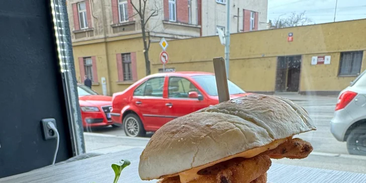 Hovězí burger, vepřová BBQ žebra či jídlo dle výběru vč. přílohy pro 1-2 os.