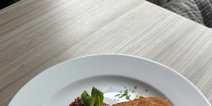 Hovězí burger, vepřová BBQ žebra či jídlo dle výběru vč. přílohy pro 1-2 os.