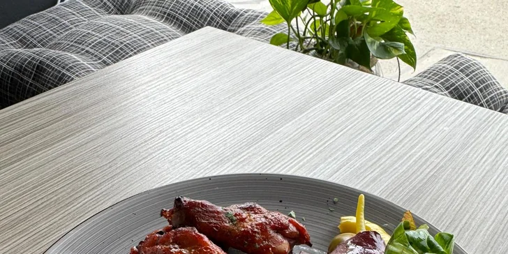 Hovězí burger, vepřová BBQ žebra či jídlo dle výběru vč. přílohy pro 1-2 os.
