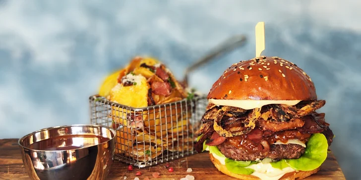 Nadupaný burger z irského masa s hořčičnou majolkou a restovaným bůčkem v domácí bulce